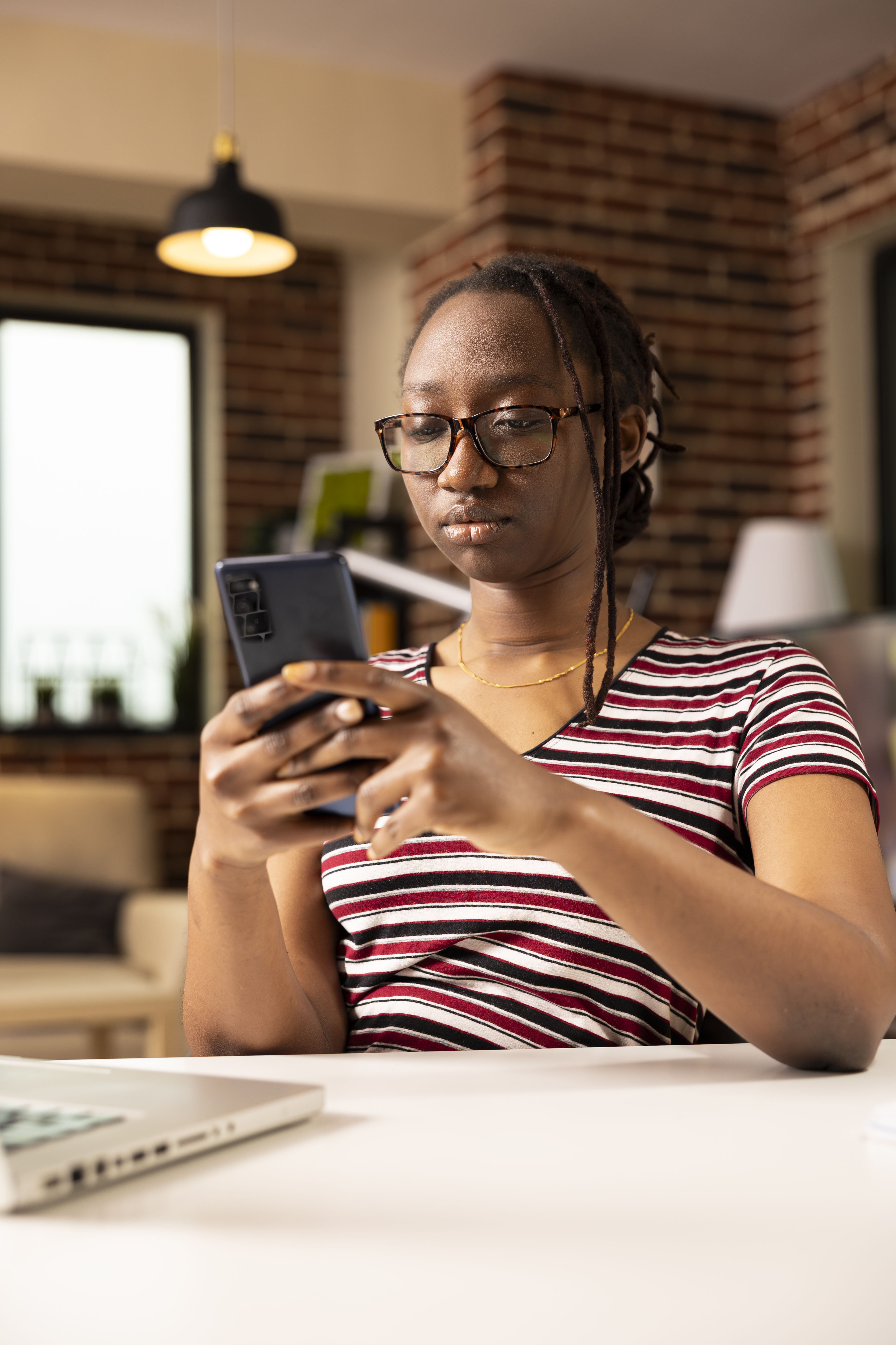Jeune femme entrepreneure gérant ses finances avec confiance